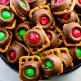 Christmas Rolo Pretzels with M&Ms - 4aKid Blog - 4aKid