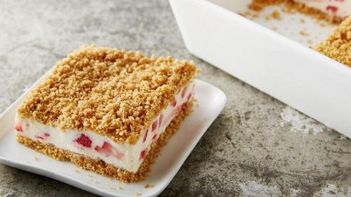 Frozen Strawberry Crunch Cake - 4aKid