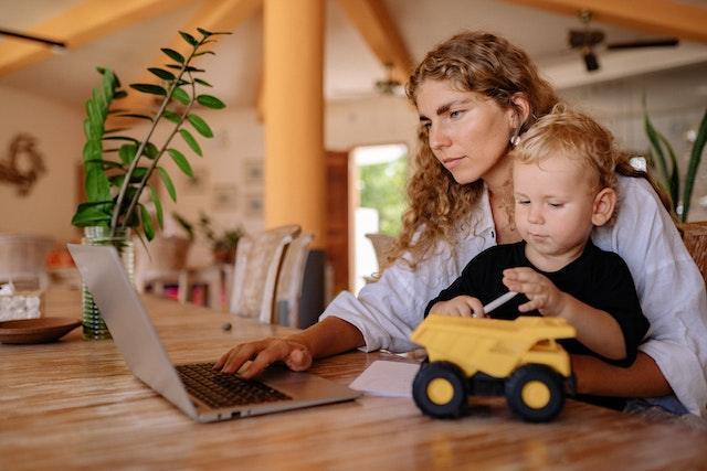 How to Build a Thriving Online Business as a Stay-at-Home Mom - 4aKid