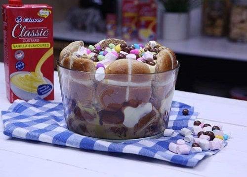 How to Make a Clover Hot Cross Bun Easter Trifle - 4aKid