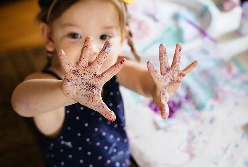 Is it safe for children to eat glitter? - 4aKid