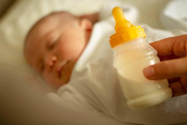 Should I wake my newborn baby for feedings? - 4aKid