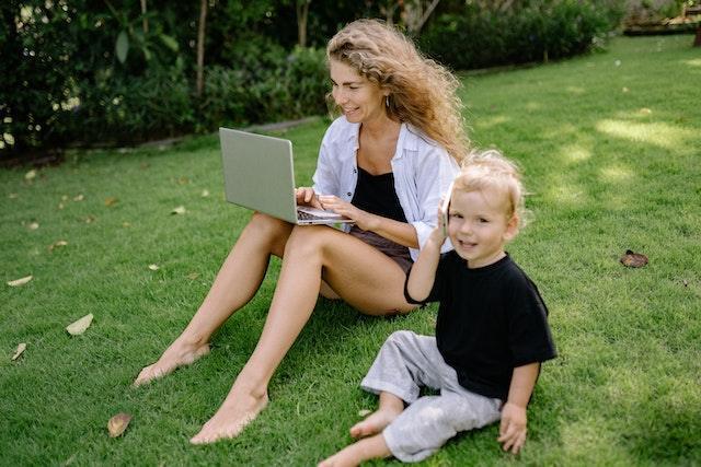 The Benefits of Affiliate Marketing for Stay-at-Home Moms: Flexibility, Income, and More - 4aKid