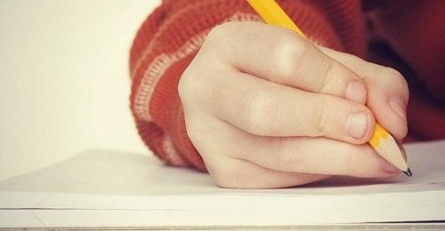 THIS WRITING TOOL TEACHES YOUR CHILD HOW TO HOLD A PENCIL CORRECTLY - 4aKid